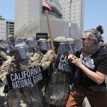 Soldaten der kalifornischen Nationalgarde stehen Demonstranten vor dem Los Angeles Federal Detention Center gegenüber. 