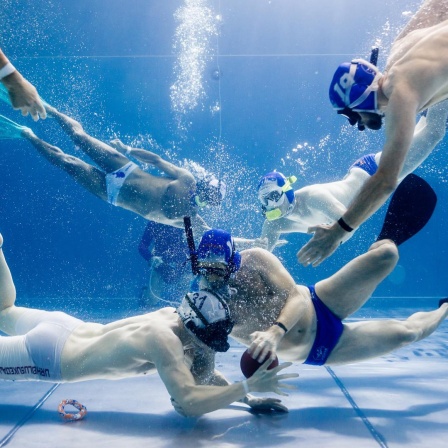 Zwei Teams spielen Unterwasserrugby anlaesslich des Wasserturmcup im Hallenbad Allmend in Luzern. 