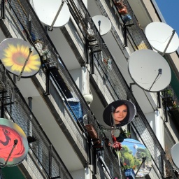 In Schöneberg in Berlin hängen 2010 viele Satellitenschüsseln an den Balkonen.