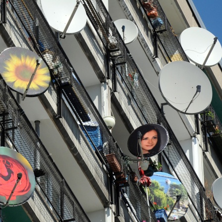 In Schöneberg in Berlin hängen 2010 viele Satellitenschüsseln an den Balkonen.