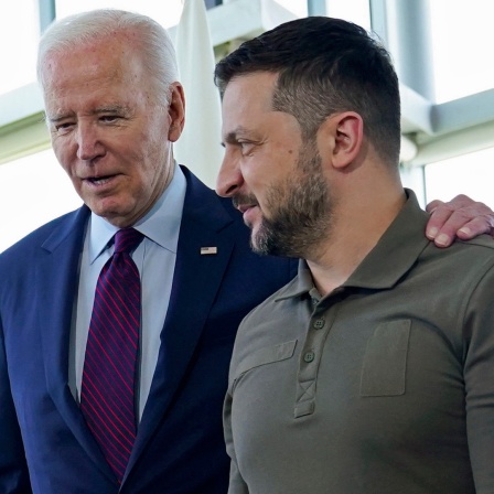Der Präsident der USA, Joe Biden (links), steht neben dem Präsident der Ukraine, Wolodymyr Selenskyj (rechts), vor einer Arbeitssitzung zur Situation in der Ukraine während des G7-Gipfels in Hiroshima (Japan).