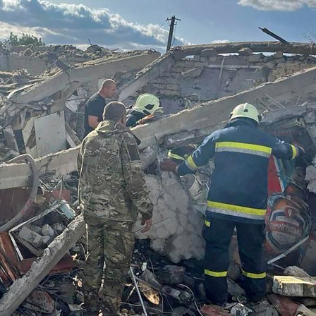 Rettungskräfte suchen nach Opfern eines russischen Raketenangriffs, bei dem mindestens 47 Menschen in dem Dorf Hrosa in der Nähe von Charkiw (Ukraine) getötet wurden.