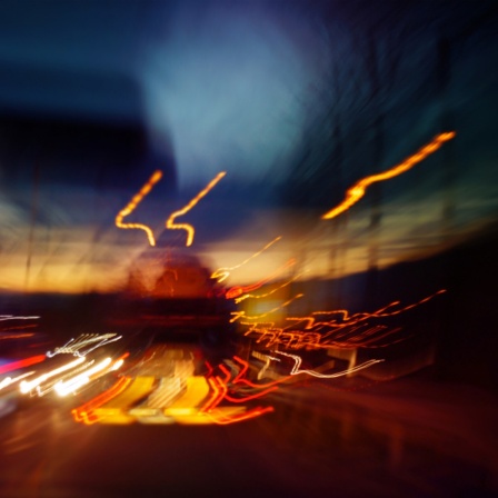 Nachtverkehr auf der Autobahn.