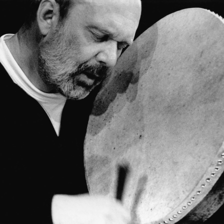 Der deutsche Musiker, Sänger und Experte für traditionelle Instrumente aus aller Welt Stephan Micus.
