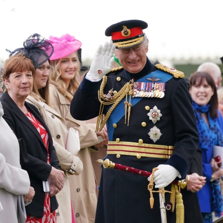 Der britische König Charles III. (M) trifft sich mit Gästen nach einer Zeremonie zur Übergabe neuer Standarten und Fahnen an die «Royal Navy», die «Life Guards des Household Cavalry Mounted Regiment», die «King&#039;s Company der Grenadier Guards» und die «King&#039;s Colour Squadron der Royal Air Force».