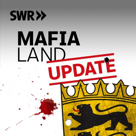 Das Wappen Baden-Württembergs mit roten Blutspritzern und dem Schriftzug MAFIA LAND mit dem Hinweis UPDATE - Grafik steht für den Podcast Mafia Land und die vor kurzem durchgeführten Razzien in Baden-Württemberg und Italien