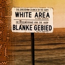 Ein Schild am Strand mit der Aufschrift "White Area" kennzeichnet einen nur Weiße zugänglichen Bereich während der Apartheid in Südafrika; 23.06.1976