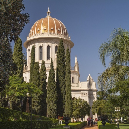 Der Schrein des Bab im iraelischen Haifa gilt als Zentrum und Heiligtum der weltweit rund 8 Millionen Bahai. Den verfolgten Bahai in Iran, dem Ursprungsland der Religion,  wird oft eine Nähe zum verfeindeten Staat Israel unterstellt.