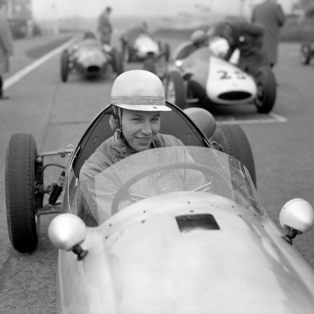 Rennfahrer John Surtees 1960 in seinem Formel 1 Wagen.