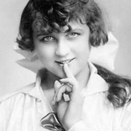 Junge Frau flirtet in die Kamera,1920er Jahre.