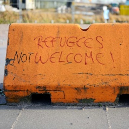 Auf einer Wegabsperrung in Hamburg steht "Refugees not welcome!" (Übersetzt: Geflüchtete nicht willkommen) (Bild: picture alliance / Bildagentur-online/Ohde)