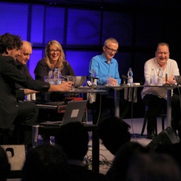 Ein Foto des Ensembles bei der Live-Aufführung von “Eine Leiche im Hafen” auf der Bühne bei den ARD Hörspieltagen in Karlsruhe 2017. 