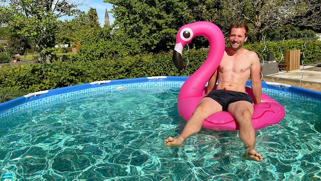 Das Bild zeigt Daniel Aßmann in einem Pool.