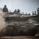 Ein Leopard-2-Panzer der Bundeswehr, der von der NATO Enhanced Forward Presence Battle Group (eFP-Bataillon) eingesetzt wird, fährt beim Besuch von Bundeskanzler Scholz durch das Camp Adrian Rohn.