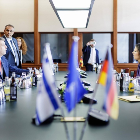 Israels Außenminister Eli Cohen, Bundesaußenministerin Annalena Baerbock und weitere Personen sitzen im Auswärtigen Amt in Berlin um einen Tisch.