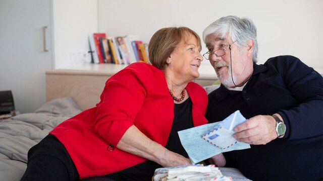 Das Ehepaar liegt auf dem Sofa, guckt sich in die Augen, während sie ihre alten Liebesbriefe in der Hand halten.