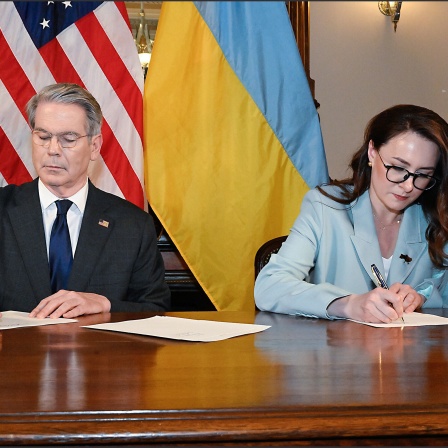 US-Finanzminister Scott Bessent und die ukrainische Vizeregierungschefin Julia Swyrydenko unterzeichnen das Vertragswerk zur Einrichtung eines Wiederaufbaufonds