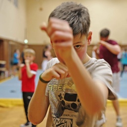 Ein Junge beim Kampfsporttraining in einer Sporthalle (Bild: rbb/Helena Daehler)