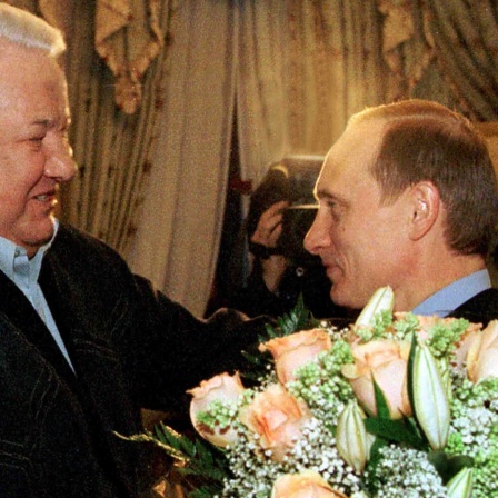 Boris Jelzin gratuliert Wladimir Putin mit Blumenstrauß