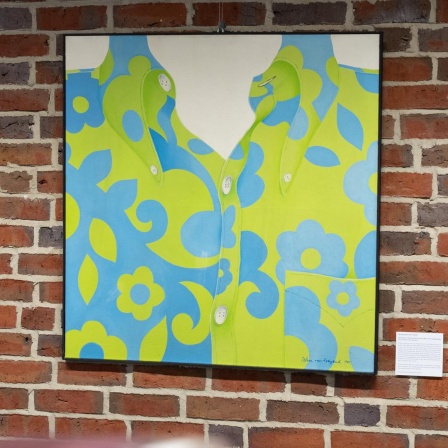 Das Bild „Das Hemd von Rolf Dieter Brinkmann“ von Henning John von Freyend ist zur Eröffnung einer neuen Dauerausstellung zum Leben des Schriftstellers Rolf Dieter Brinkmann in der Bibliothek der Universität Vechta zu sehen. Es hängt vor einer Ziegelwand.