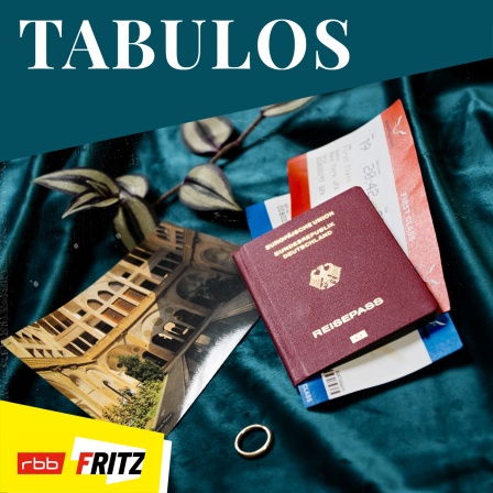Ein Pass, zwei Flugtickets, ein Foto und ein Ehering auf blauem Untergrund. (Bildquelle Fritz | Lilly Extra)