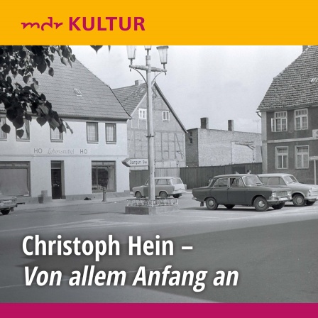 Historische Schwarzweiß-Fotografie: Ein Platz in einem Dorf oder in einer Kleinstadt.
