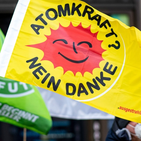 Aktivisten nehmen an der Aktion "EU-Taxonomie retten: Kein Ökolabel für Gas und Atom!" mit einem Banner mit der Aufschrift "Atomkraft nein danke" vor dem Europäischen Haus Berlin teil.