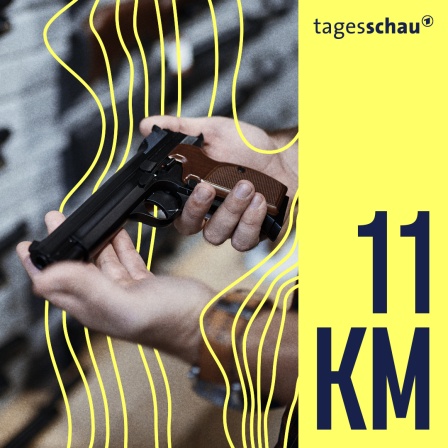 Mann hält Pistole im Waffengeschäft. 