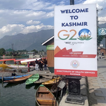 der Dal Lake in Kashmir mit einem Plakaat zum G20 Arbeitsgruppe Tourismus 