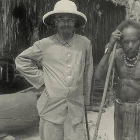 Neuguinea, Deutscher Kolonist mit zwei indigenen Männern / Foto vor 1897
