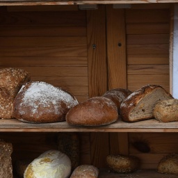 Lebensmittelverschwendung reduzieren: Foodsharing kann ein Weg sein, um Brot vom Vortrag vor der Tonne zu retten. Besonders viel Potenzial, um weniger Essen wegzuwerfen, liegt aber bei Kantinen.