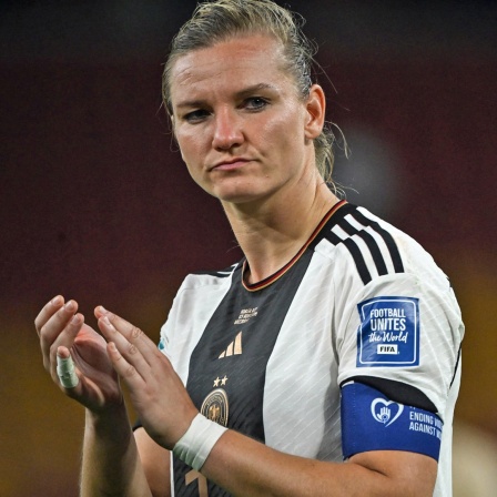 Deutschlands Nationalelf-Kapitänin Alexandra Popp applaudiert nach dem Spiel gegen Südkorea.