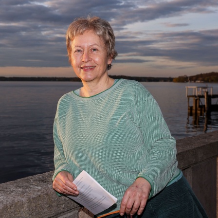 Schriftstellerin Ulrike Draesner lächelt in die Kamera.