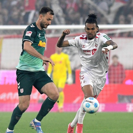 Kölns Damion Downs im Zweikampf mit Regensburgs Florian Ballas
