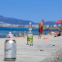 Leere Flaschen und Dosen sind am Strand Arenal zu sehen.