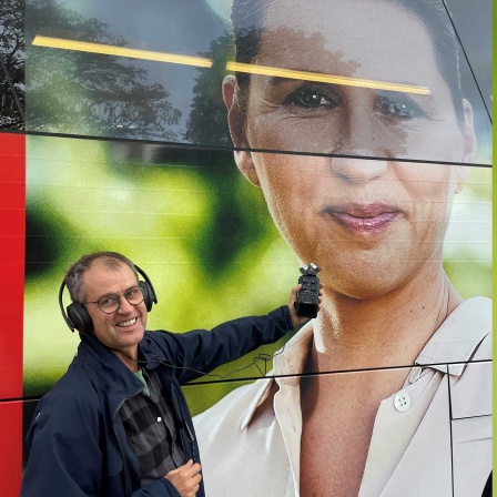 Autor Thomas Koch am Wahlkampfbus der dänischen Ministerpräsidentin Mette Frederiksen in Aabenraa.