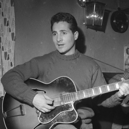 Sänger und Entertainer Freddy Quinn mit einer Gitarre