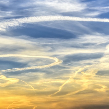 Runde Kondensstreifen am Himmel