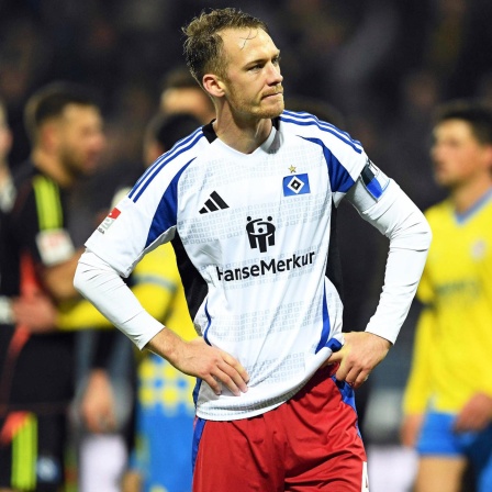 Hamburgs Sebastian Schonlau reagiert nach dem Schlusspfiff