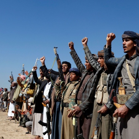 Huthi-Kämpfer und Stammesangehörige veranstalten eine Kundgebung gegen die Angriffe der USA und Großbritanniens auf von den Huthis betriebene militärische Einrichtungen (Bild: picture alliance / dpa)