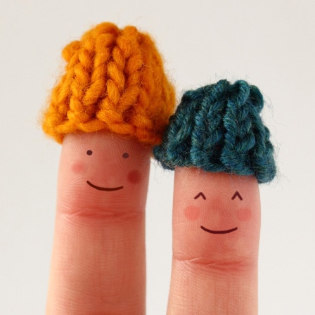 zwei Finger mit Wollmützen