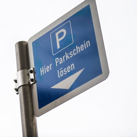 Ein Hinweisschild für Parkgebühren