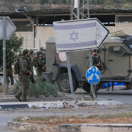 Israelische Soldaten inspizieren den Kontrollpunkt Shavei Shomron in der Nähe von Nablus.  