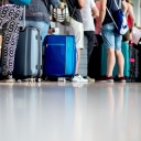 Reisende mit Koffern am Flughafen (Bild: dpa / Hauke-Christian Dittrich)