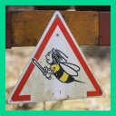 Lachlabor: Können Bienen sich selber stechen?