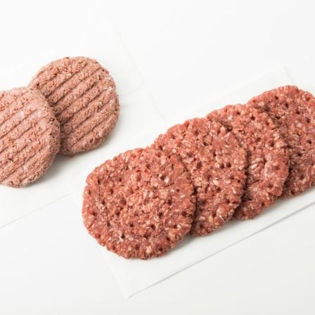 Vegane Burger Patties und Rindfleisch im Vergleich.

