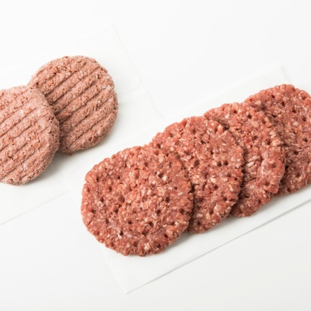 Vegane Burger Patties und Rindfleisch im Vergleich.
