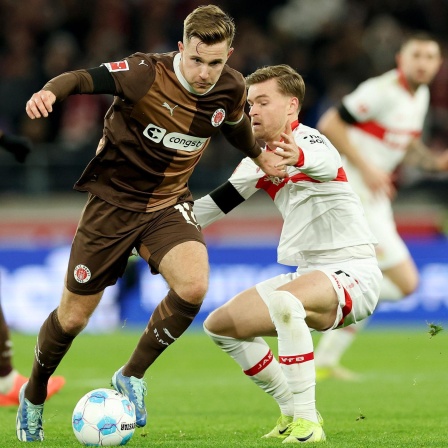 Johannes Eggestein (l.) im Duell mit Maximilian Mittelstädt