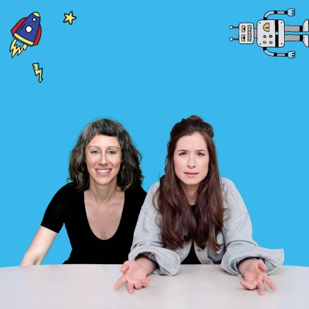 Die Hosts des Podcasts &#034;Fakt ab! Eine Woche Wissenschaft&#034; Charlotte Grieser und Julia Nestlen