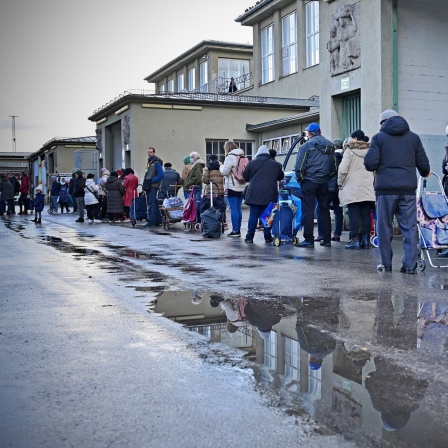 Das Beitragsbild des Dok5 "Tafeln, Foodbanks, Suppenküchen - Bestandsaufname der Almosenwirtschaft" zeigt wartende Menschen vor der Muenchner Tafel auf dem Grossmarkt Muenchen. 